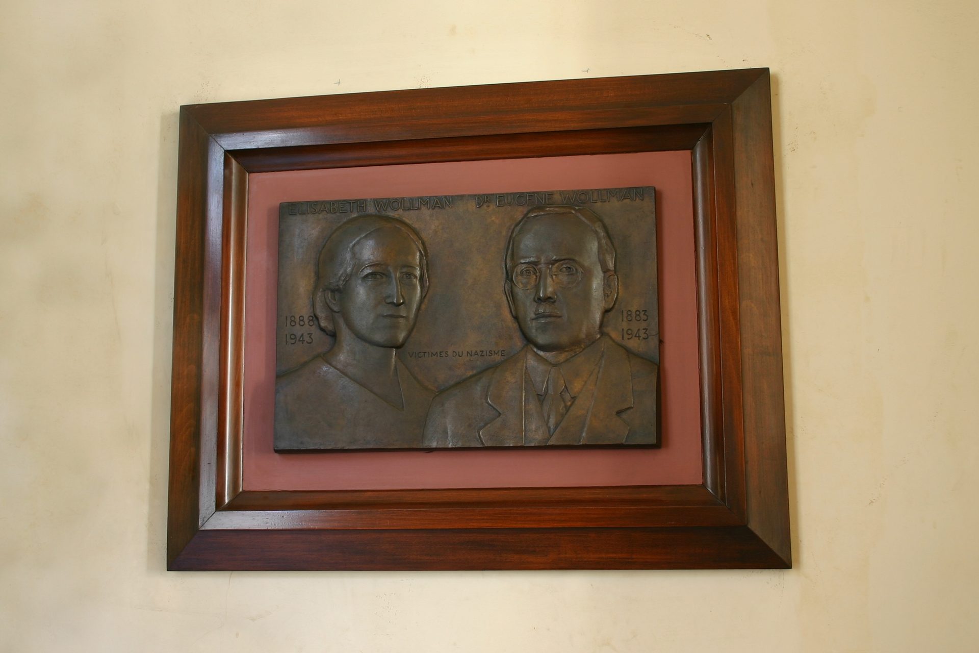Elisabeth and Eugene Wollman bas-relief, Institut Pasteur, Paris - 01.JPG